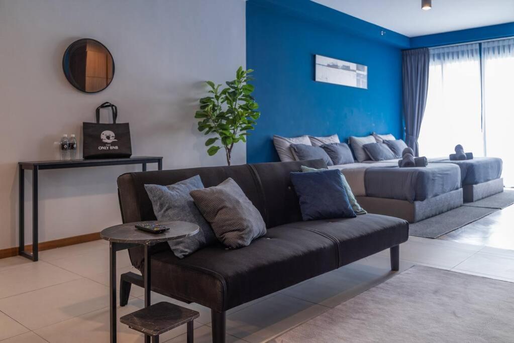 Deluxe Seaview Suite Twin Bed By The Only Bnb Tanjung Tokong Exterior foto