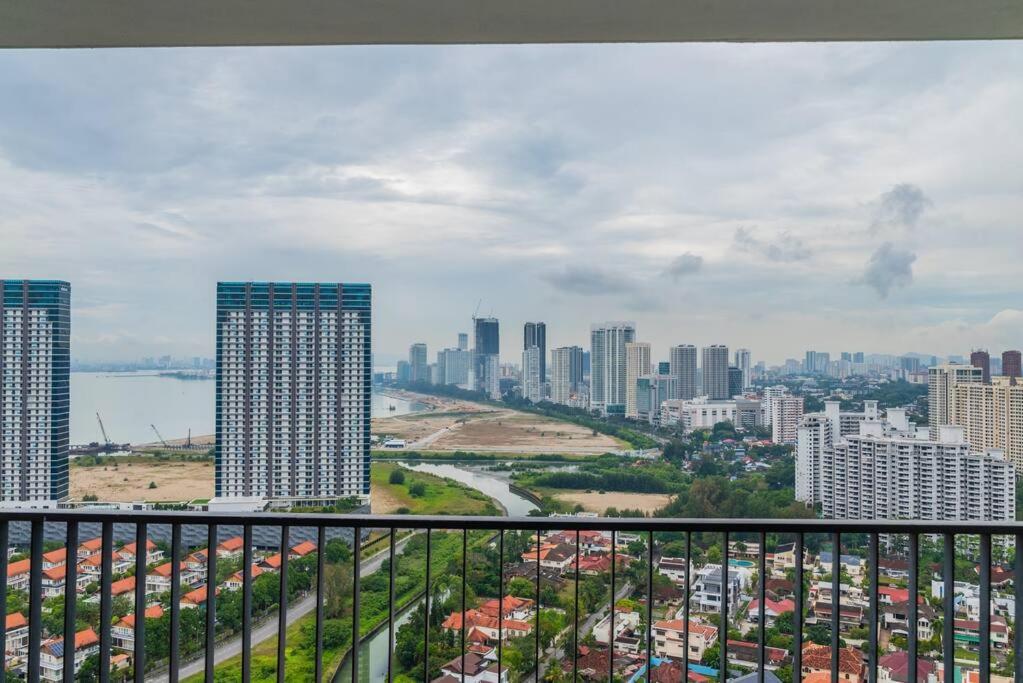 Deluxe Seaview Suite Twin Bed By The Only Bnb Tanjung Tokong Exterior foto